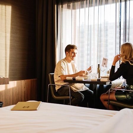 Carbon Hotel Генк Екстериор снимка