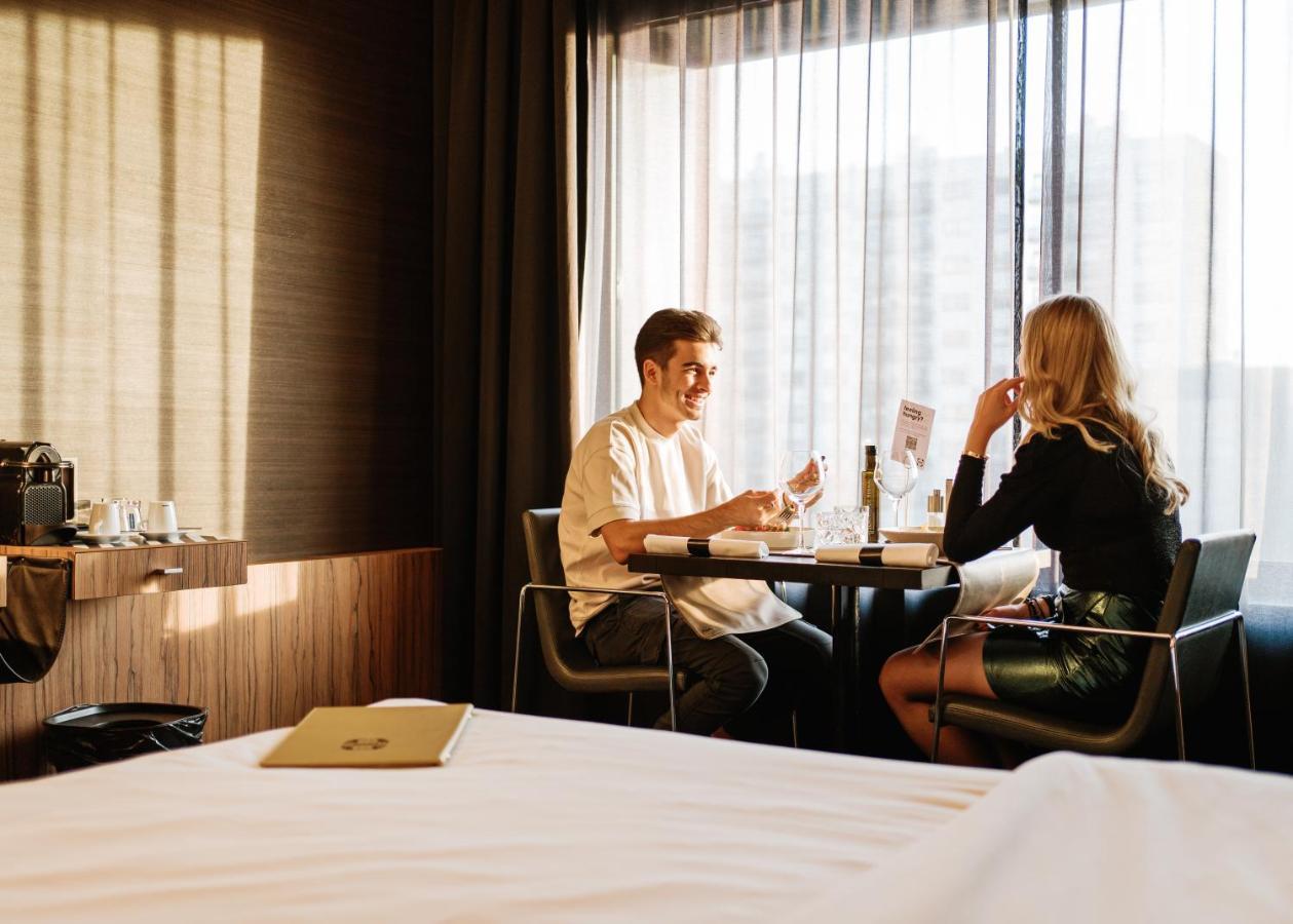 Carbon Hotel Генк Екстериор снимка
