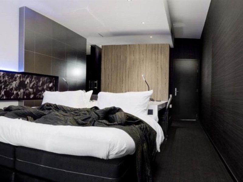 Carbon Hotel Генк Екстериор снимка