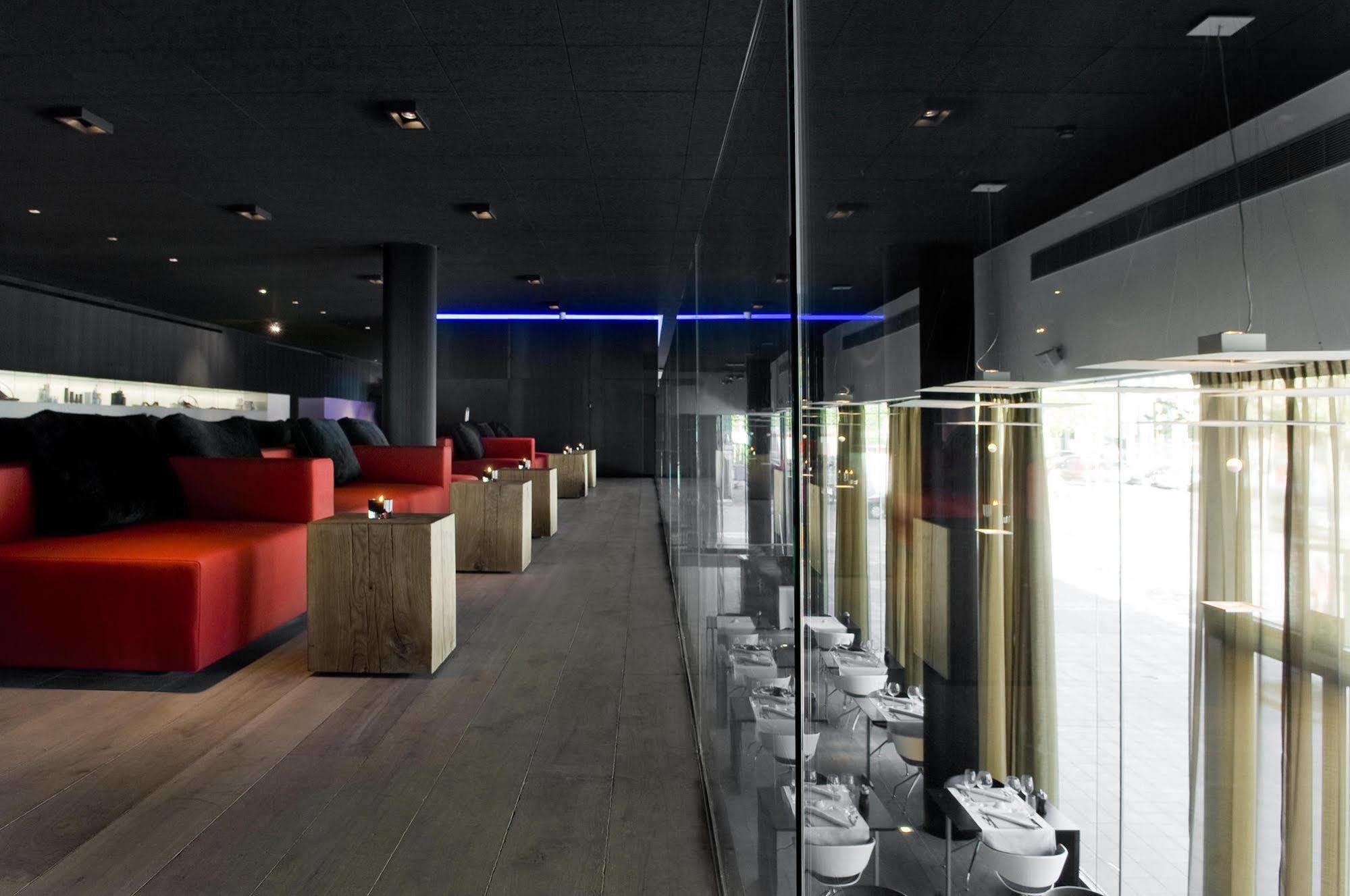 Carbon Hotel Генк Екстериор снимка