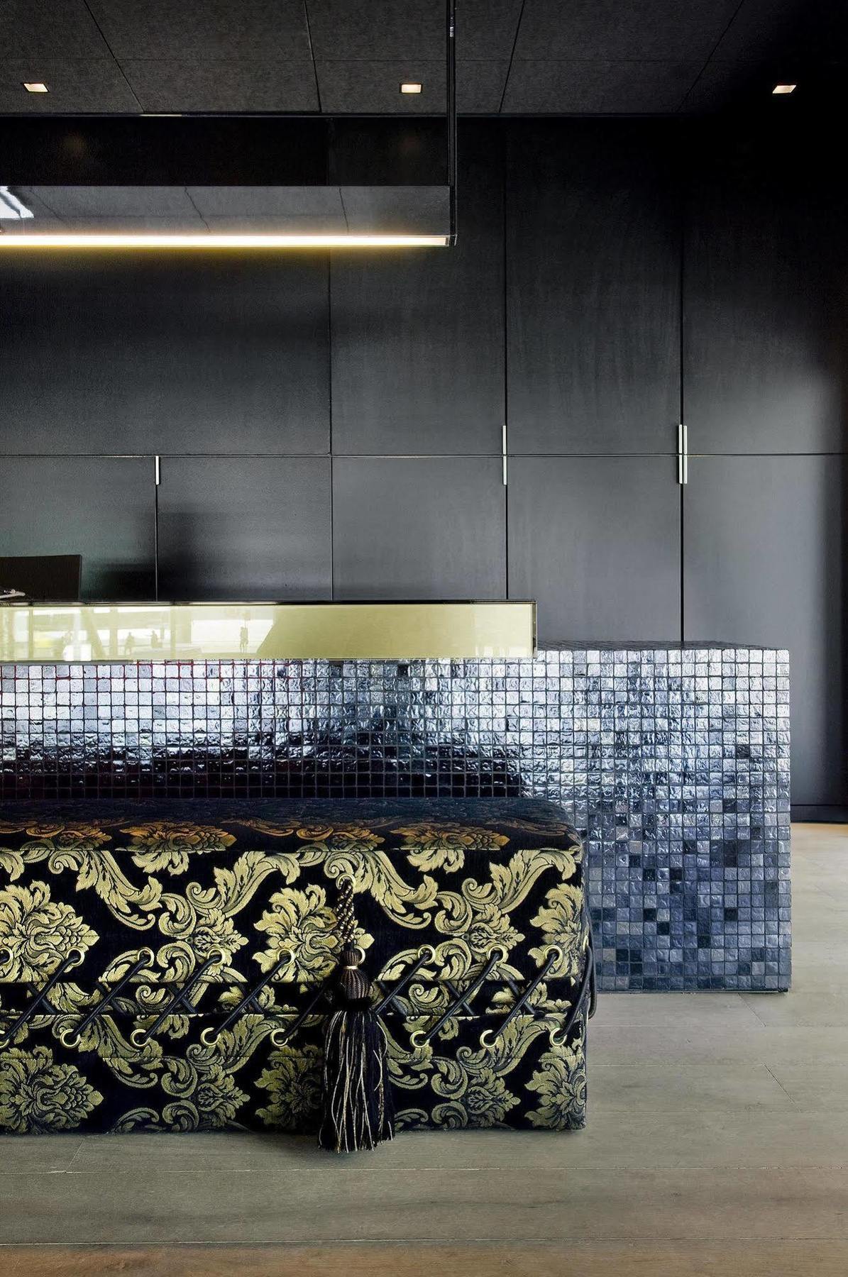 Carbon Hotel Генк Екстериор снимка