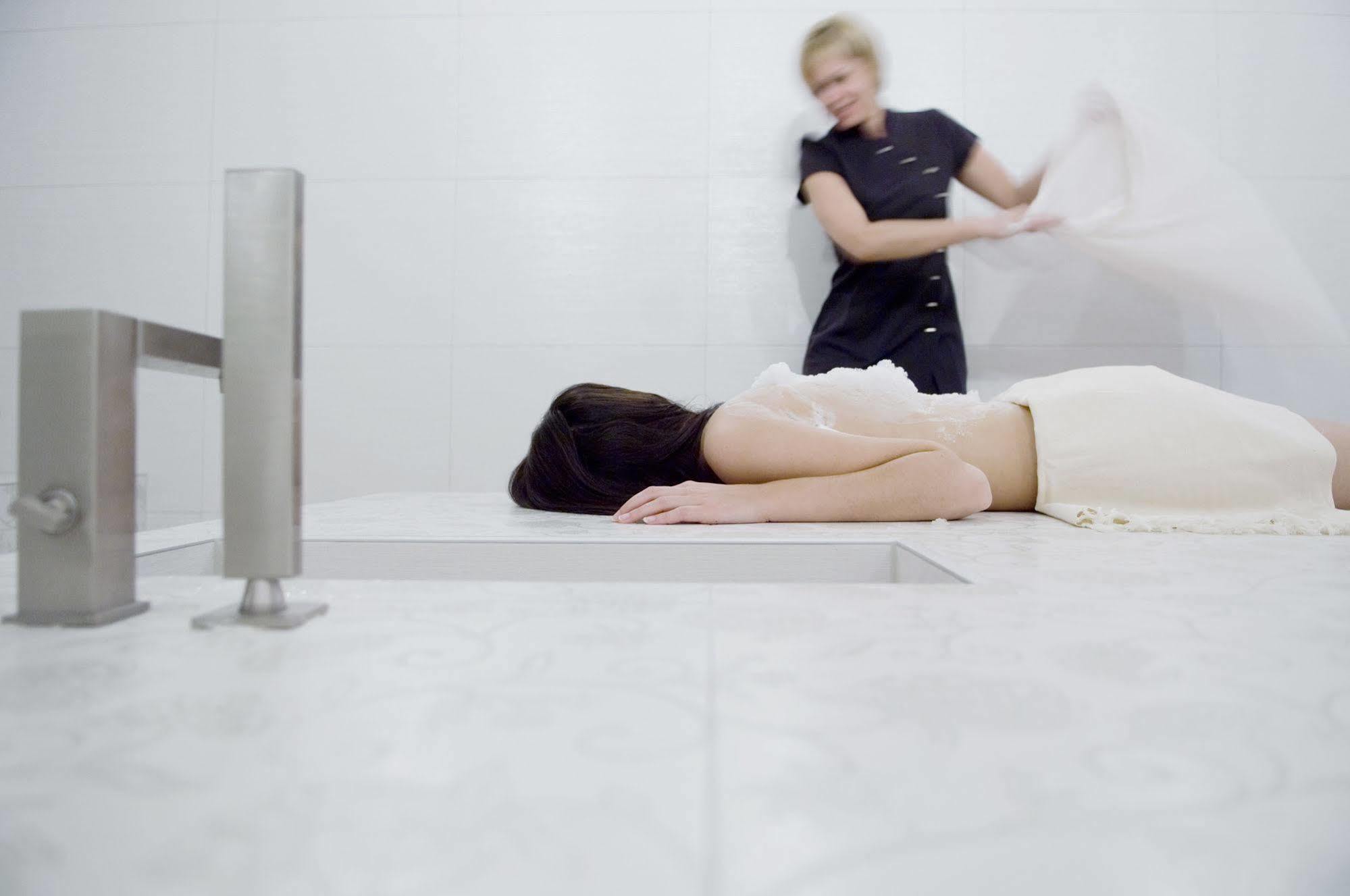 Carbon Hotel Генк Екстериор снимка