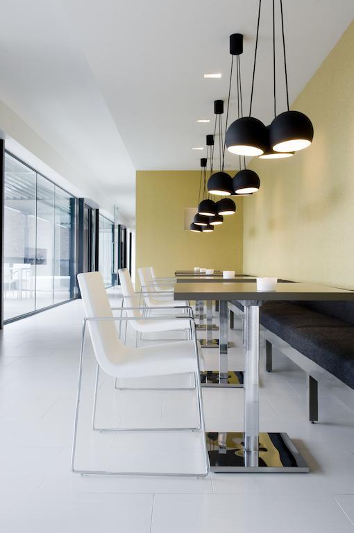 Carbon Hotel Генк Екстериор снимка