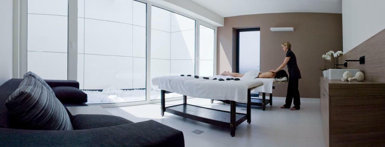 Carbon Hotel Генк Екстериор снимка