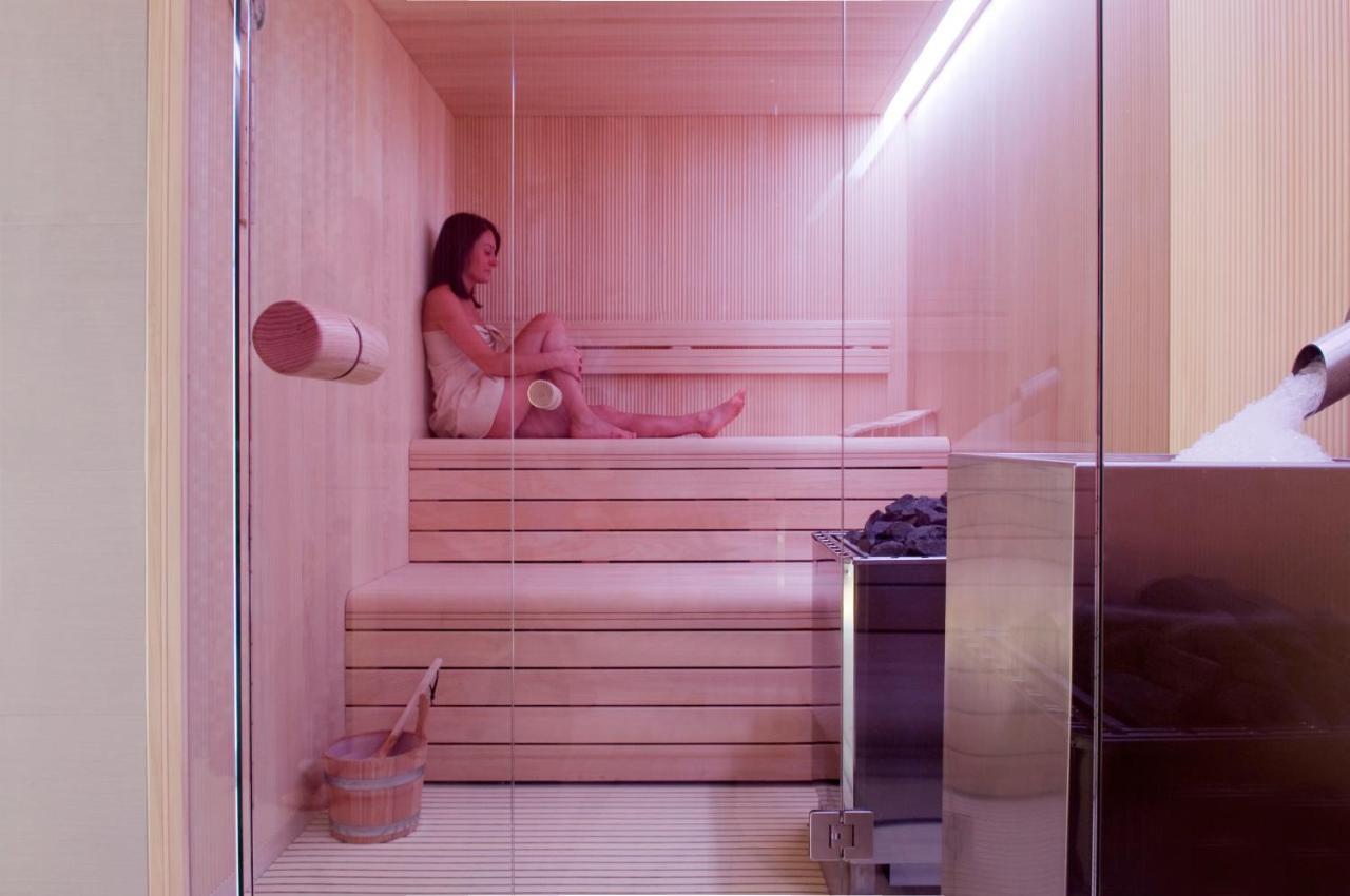 Carbon Hotel Генк Екстериор снимка