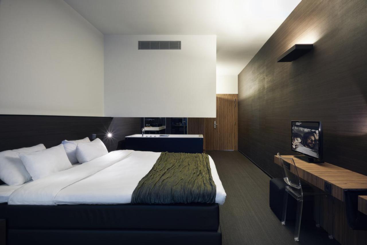 Carbon Hotel Генк Екстериор снимка